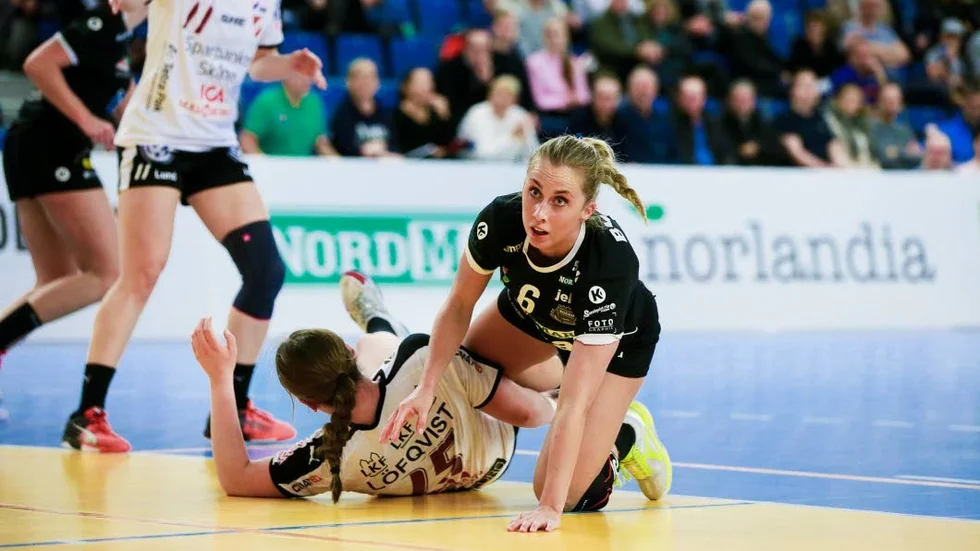 Emmy Nordmark och Paulina Masna åkte på var sin smäll i mötet mot Skuru IK.