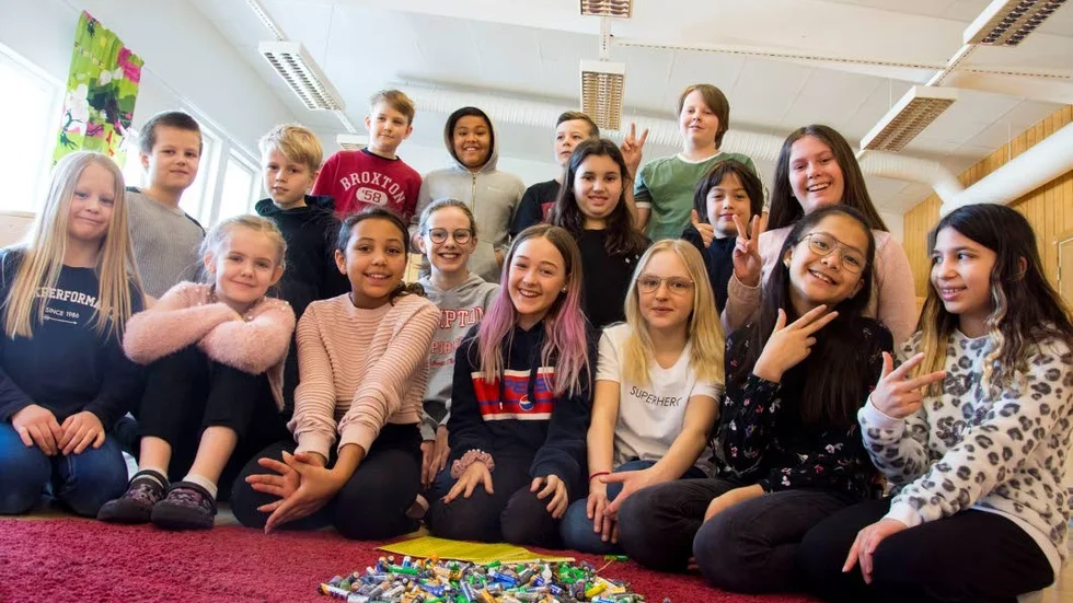 Klass 4 på NLV i Bergnäset med en liten del av de insamlade batterierna. Nedre raden: Lilly Andersson, Linnea Granström, Melissa Beck, Anna Stålhandske, Klara Frostlid, Jasmin Westin och Arina Petrova. Mellanraden: Valter Rolfs, Anton Håkans, Maja Stridsman, Mila Segovia, Mobius Murugan och Agnes Lindbäck. Bakre raden: Sixten Berglin, Noel Eriksson, Otto Lepola Sjöbeck och Elias Gustafson.