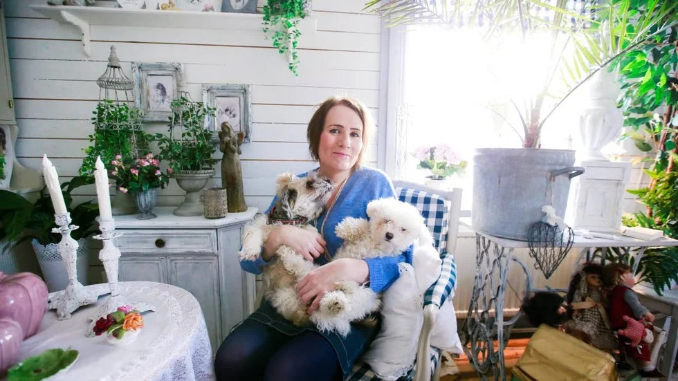 Hanna Öberg är ofta ute och promenerar med familjens hundar. På bildens syns Molly och Elza." Jag och min man tycker också om att inreda vprt hus.