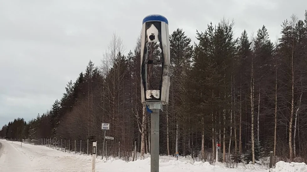 Fartkameran nära Sunderby sjukhus efter 97:an är genomskinlig. Någon har sannolikt sprängt kameran under nyårshelgen.