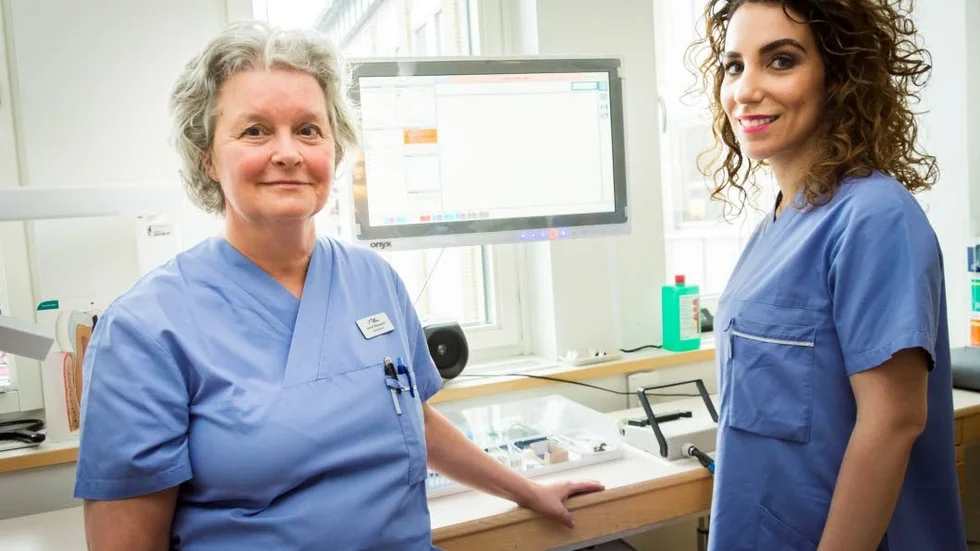 Lena Norgren, enhetschef och Sandra Friebertová har satt sig in i det nya bokningssystemet och tror det kommer att ge en mindre stressig arbetstag för personalen.