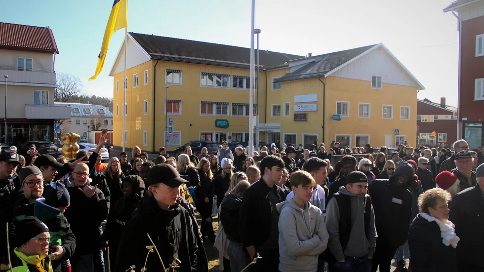 Fredagens manifestation i Kisa samlade många människor.