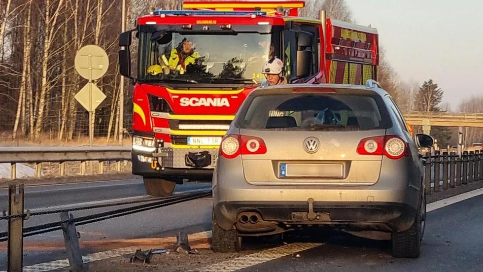 Omkring 30 meter räcke skadades, enligt polisen.