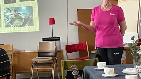 Eva-Lisa Olausson, värdinna för Luleås trygghetsboenden, besökte SPF i Råneå.