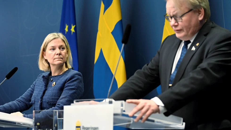Statsminister Magdalena Andersson och försvarsminister Peter Hultqvist vid en pressträff i Rosenbad. Regeringen föreslår att försvaret stärks. Anslaget till det militära försvaret ska öka till 2 procent av BNP så snart det går.