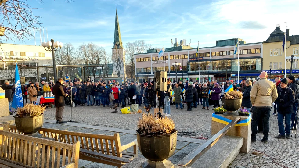 Många Motalabor slöt upp när en manifestation mot kriget i Ukraina arrangerades på måndagskvällen.