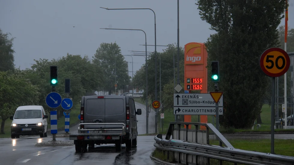 "Sedan är hastighets skylning ganska hysterisk med många inbromsningar, till 30, åter upp till 40 och helt plötsligt ska det var 50 genom en korsning! Även detta ger utsläpp" skriver insändarskribenten.