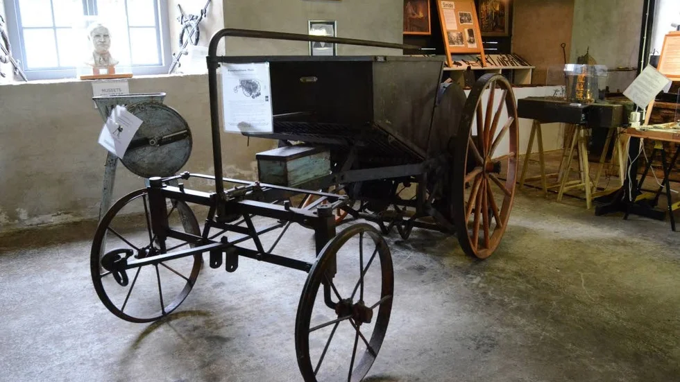 Hästdragen. Den här potatissättaren, tillverkad på Överums Bruk, användes på Ämtöholm.