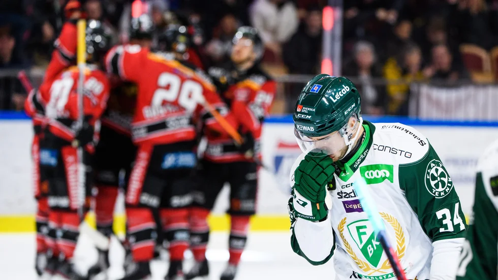 220310 Färjestads Michael Lindqvist deppar efter att Luleås Sami Lepistö (ej i bild) gjort 2-1 under ishockeymatchen i SHL mellan Luleå och Färjestad den 10 mars 2022 i Luleå. 
Foto: Simon Eliasson / BILDBYRÅN / COP 159 / SE0085