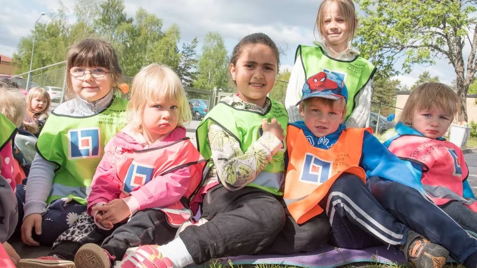 Besök. Mayya, Leia, Katia, Sanel, Sabina och Arnel berättar att föräldrarna kommer senare och ska få goda muffins.