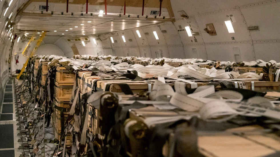 En last med ammunition som levererades från USA till Ukraina redan i januari, innan Rysslands invasion. Arkivbild.