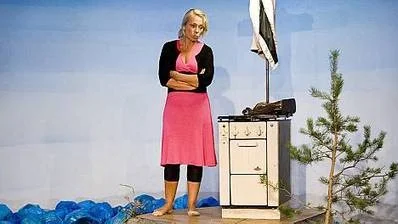 Det finns ett imponerande lyssnande inåt hos Katarina Ewerlöf i detta uppgörelsedrama på liv och död.