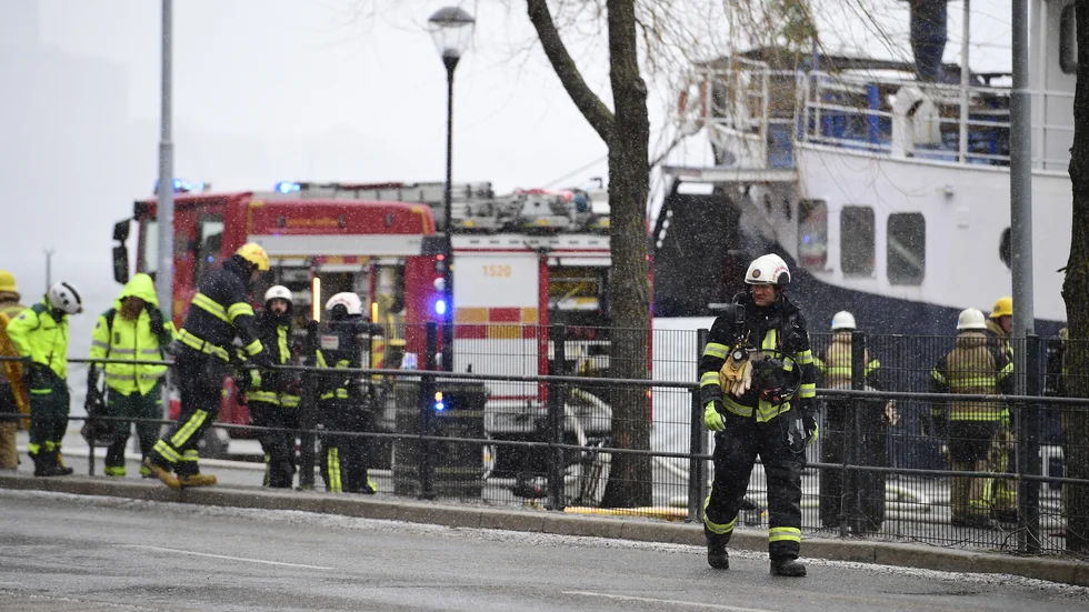 En brand utbröt på tisdagen på en vandrarhemsbåt vid Söder Mälarstrand i Stockholm.