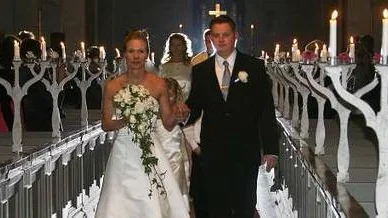 Victoria och Gert Eriksson från Östhammar agerade brudpar vid lördagens bröllopsmässa io Forsmark. Här utgångsmarschen till tonerna av Delsbo Brudmarsch.