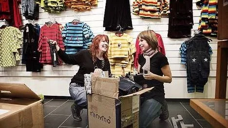 Ulrika Eklund (t v) och Susanne Gundhus på Sweetie Pie håller på och packar upp för att ställa i ordning den nya butiken.