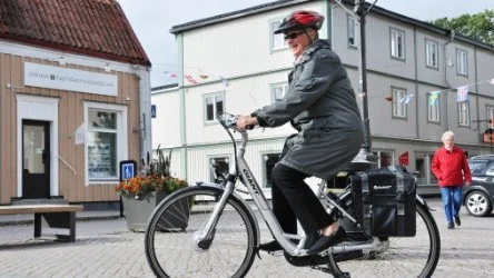 Anna-Lena Söderblom (M) provkörde en elcykel.