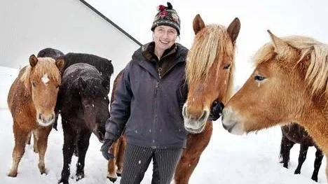 Jenny Mandal med några av sina islandshästar. Så här års har ingen problem med eksmem men redan i april är det dags att lägga täcke på de hästar som är drabbade.