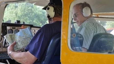 Piloterna Hans Hedlund och Torvald Kullman i Gimo flygklubb.