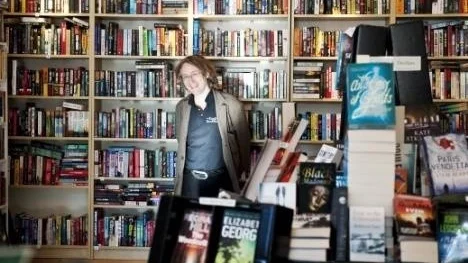 Små bokhandlare öppnar på nya ställen i staden. English bookshop med ägaren Jan Smedh