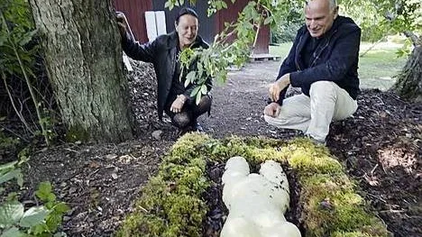Konstnären Kajsa Haglund och författaren Kjell Eriksson betraktar verket Fragil, inspirerat av Kjell Erikssons kriminalroman Den upplysta stigen.