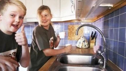 Uppsalaborna Erik Strandberg och Filippa Andersson gör ett bra jobb som businspiratörer i SVT:s nya barnprogram Buskul.