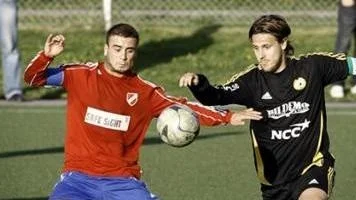 De båda kaptenerna mot varandra. Uniks Raber Ahmad vs  Fyris Erik Löhman.