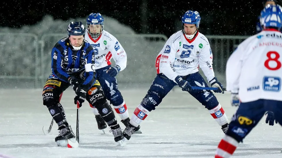 Hårt uppvaktad. Johan Jansosn Hydling, här i en match mot Edsbyn på Studenternas, hoppas på en hundraprocentig insats i kväll.