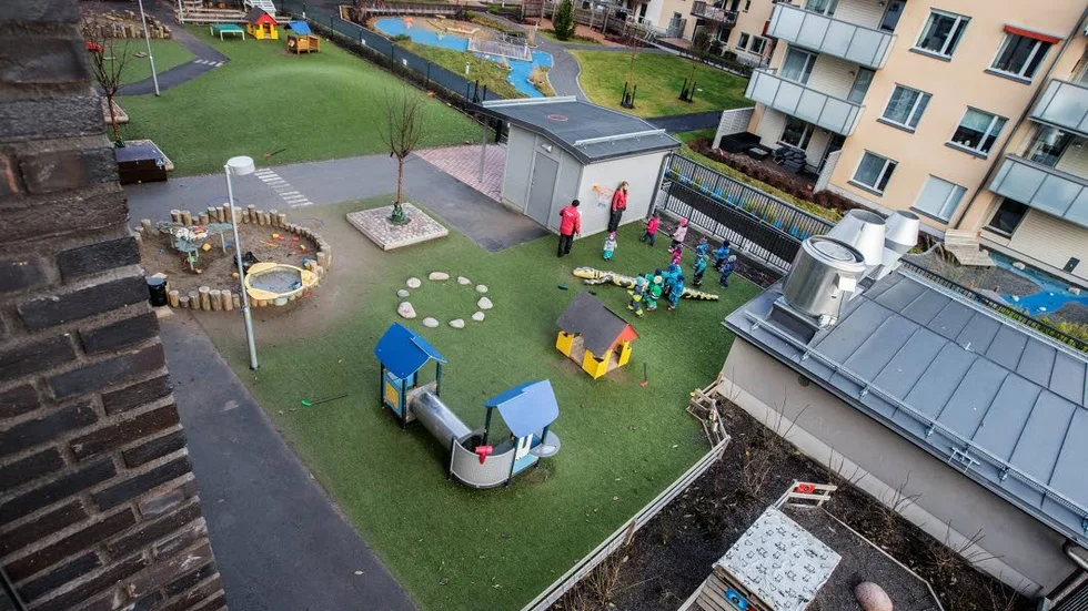 Årikets förskola ligger i Industristaden, ett område med stor brist på förskoleplatser. Det är svårt att komma till rätta med problemet eftersom det finns för lite förskolelokaler i centrala lägen.