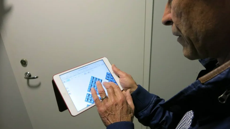 Har koll. André Péclard kan se exakt hur mycket varje solpanel producerar under dagen via sin dator.