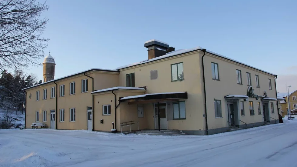 Hyresfritt. Från år 2015 till utgången av år 2020, har IOGT-logen 160 Drottning Kristina samt logens dotterbolag rätt att utan hyreskostnad ordna upp till 130 filmvisningar årligen på Bio Storbrunn som numera ägs av Östhammars kommun.  Ifjol höll IOGT-logen cirka 30 filmvisningar.