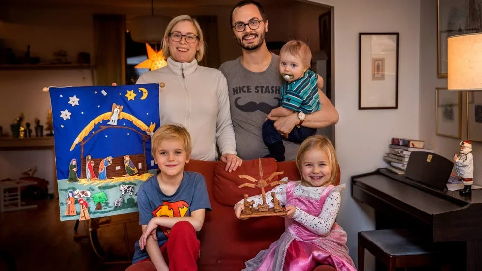 Firar. För att lära barnen i familjen Cashin mer om vilka personer som fanns kring Jesus i krubban i Bethlehem tar de hjälp av konstverken på bilden. Längst bak föräldrarna Helena och Peter. Barnen heter fr v Joseph, Isaac och Sophie.