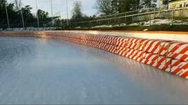 Så här ser isovalen ut i Hallstavik just nu. Förhållandena uppges vara mycket bra för isracing.