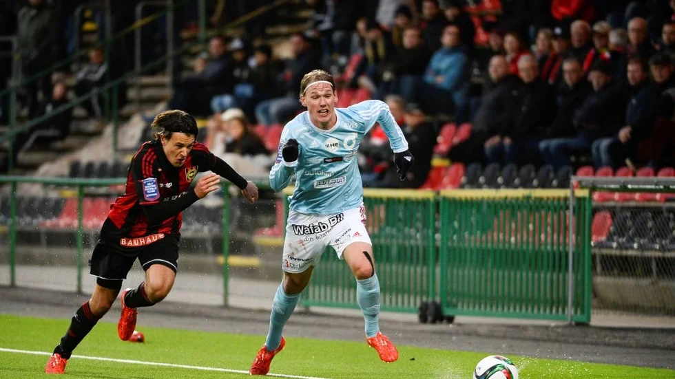 Tillskott. Sirius senaste värvning Stefano Vecchia Holmquist (tv). Här i en match med Brommapojkarna mot Degerfors.