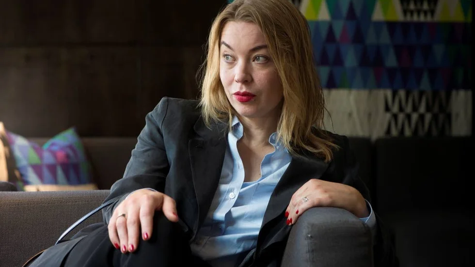 Karolina Ramqvist har givit ut romaner, manuskript, noveller och essäer. Nu fyller hon 40 år men känner inte att hon behöver göra ett bokslut.