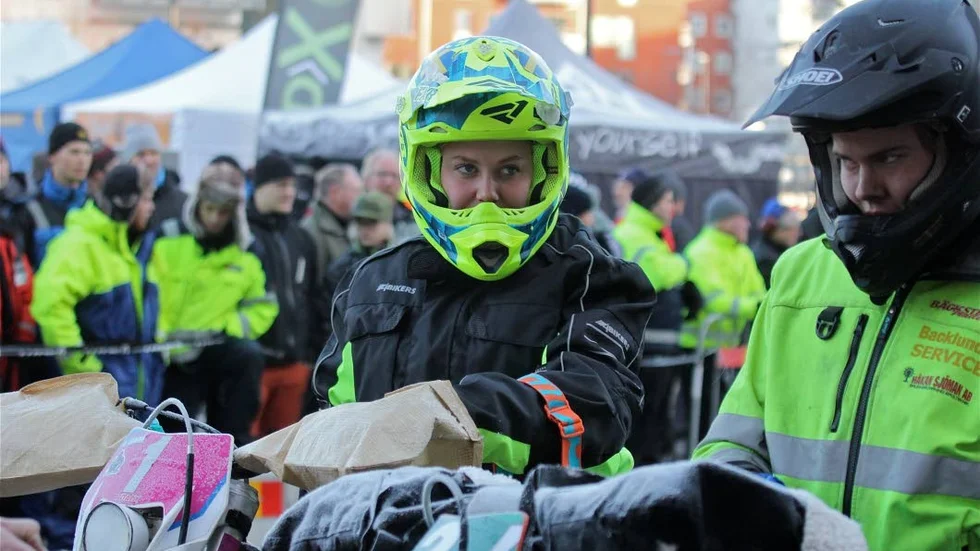 Första starten. Amanda Elvin, Team Värmland MK och Tim Johansson, Åsätra MK hade startnummer ett.
