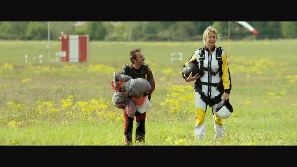 Förälskelse med höjdskillnad leder till bekymmer i franska "Kärleken är störst", med Jean Dujardin och Virginie Efira.