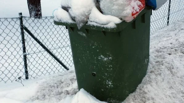 Överfullt. Så här ser det ut efter jul- och nyårshelgerna på Månkarbovägen i Månkarbo. En del soppåsar hamnar även i snön.