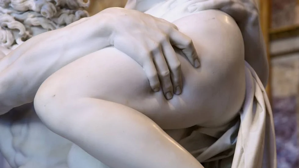 Händer. Detalj från Gian Lorenzo Berninis skulptur ”Pluto och Proserpina” (Ratto di Proserpina) från 1621-1622. Sexuella övergrepp är ett inte helt ovanligt motiv i den klassiska konsten.