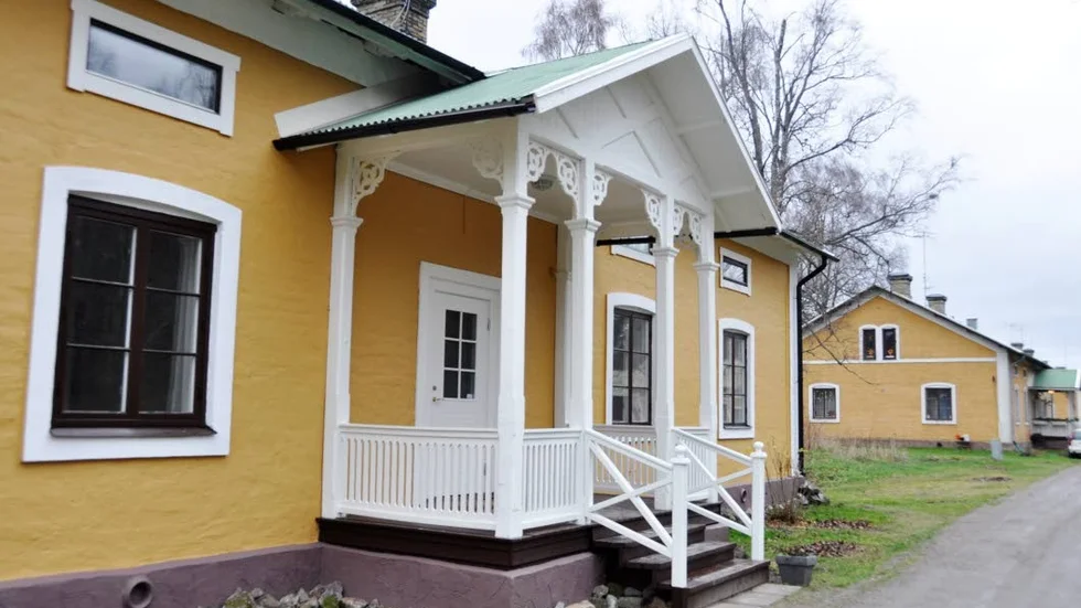 Renoverats. Alla hus på Skolvägen i Tobo är inte förfallna. Här är ett som renoverats, men trots det hamnar nya hyresvärden ännu en gång på Hem&Hyras lista över dåliga hyresvärdar.