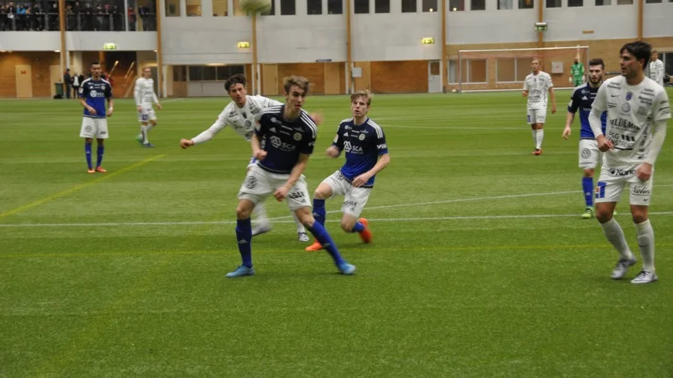Stefano Vecchia testar ett skott mot Gif Sundsvall.
