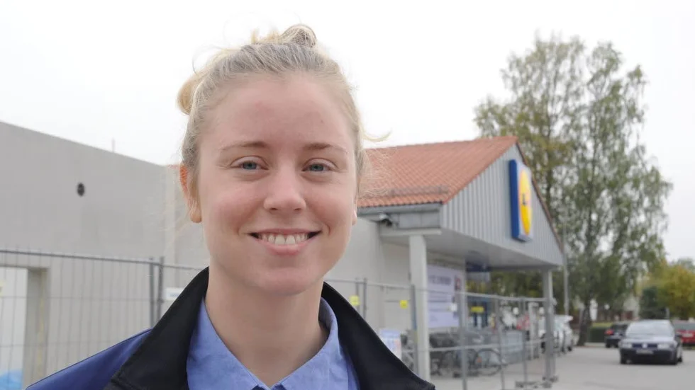 Stänger butiken. På fredag och 1,5 månader framåt stänger Lidl i Tierp  för renovering och tillbyggnad. Här Linn Ohlson som jobbar som trainee på företaget.