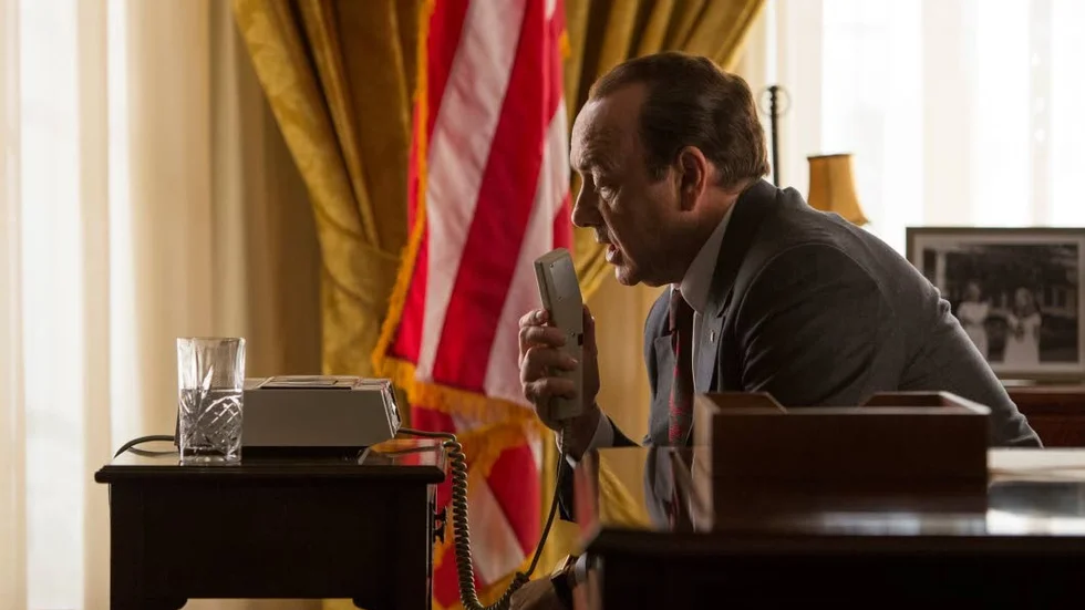 Kevin Spacey förkroppsligar skickligt Richard Nixon, som bara några år senare tvingades avgå som en följd av Watergateskandalen.