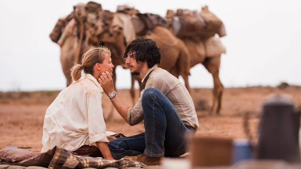 Mia Wasikowska spelar enstöringen Robyn och Adam Driver den entusiastiske fotografen Rick i ökenvandringsdramat "Tracks".