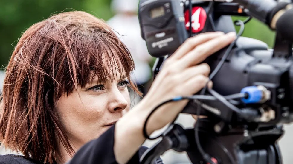 Videoreporter Fanny palm förbereder inspelningen av finalavsnittet.