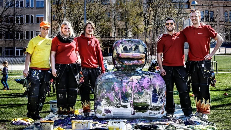 Arrangörerna från UTN hade byggt en stor plastanka. Fr.v. Johan Thorell, Emma Borg, Fredkrik Laurén, Sebastian Borg och Kristoffer Thorin.