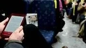 STOCKHOLM 20121214
En man läser en e-bok på en läsplatta när han åker tunnelbana  
Foto Pontus Lundahl / SCANPIX / kod 10050