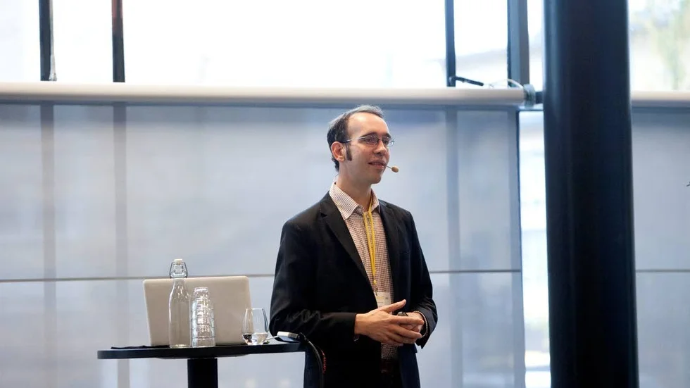 Michiel van Noord, konsult inom hållbar utveckling, höll föredrag för publiken