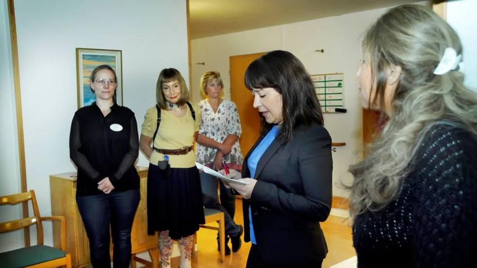 Pris. Lena Schifffer från Oral Care delar ut Guldtandet till personalen på Karl-Johansgården.