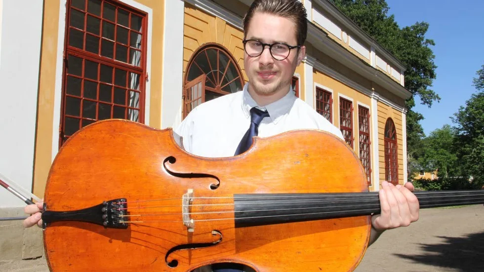 För cellisten Antonio Hallongren är Lövstabruk sommar. För tredje sommaren är han här och orten har redan blivit ett måste att komma till den ljusa årstiden.