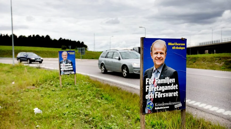 Trafikfara? Utmed Bärbyleden står många av Kristdemokraternas valaffischer uppsatta vid cirkulationsplatser.